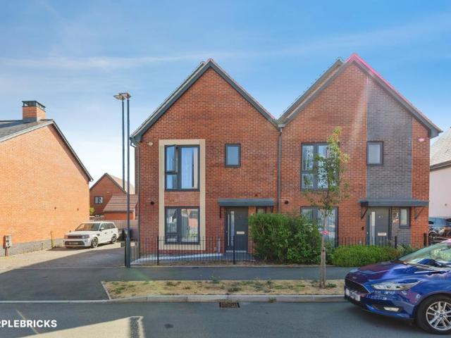 3 bedroom semi detached house for sale