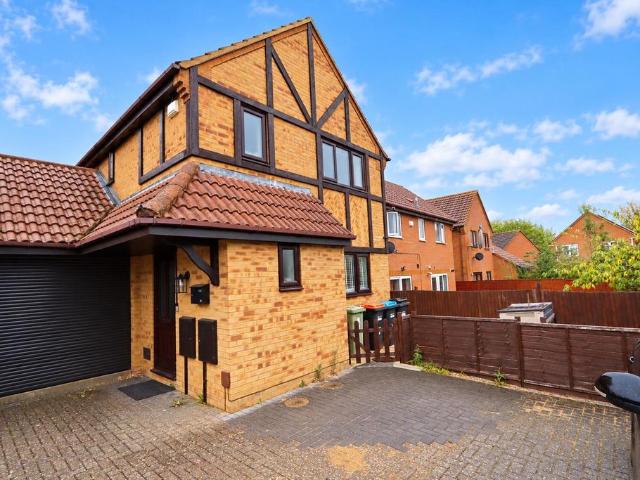 3 bedroom link detached house for sale