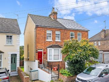 3 bedroom maisonette for sale