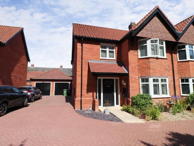3 bedroom semi detached house for sale