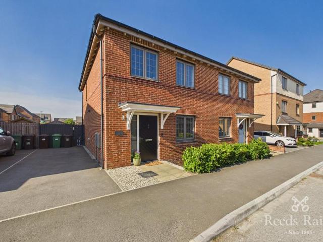 3 bedroom semi detached house for sale