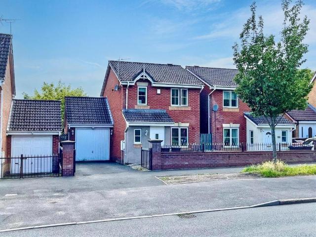 3 bedroom link detached house for sale
