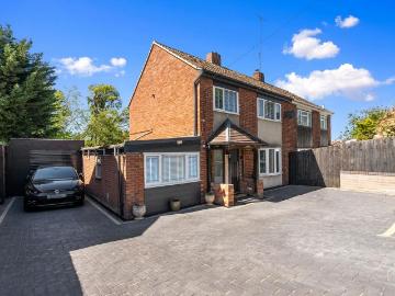 House for sale in Burhill - Swimming pool