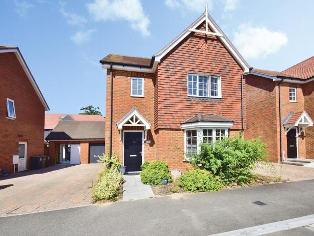 3 bedroom link detached house for sale