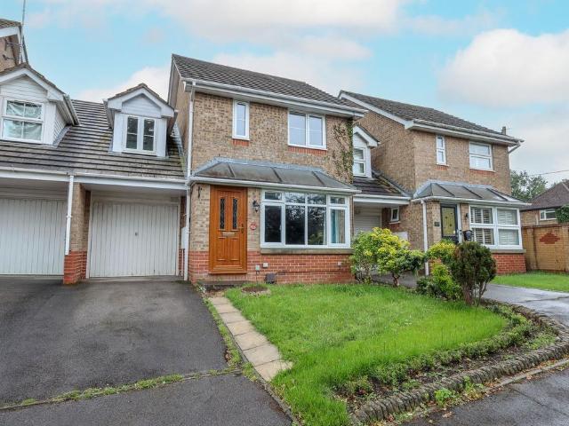 3 bedroom link detached house for sale