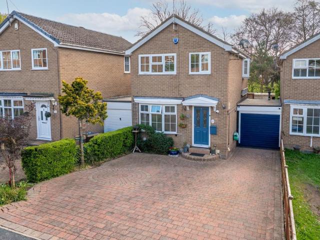 3 bedroom link detached house for sale