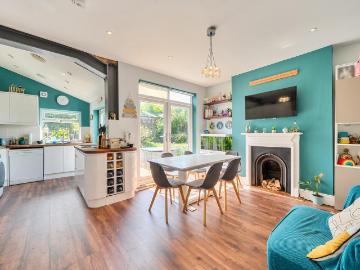 3 bedroom link detached house for sale