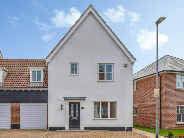 3 bedroom link detached house for sale