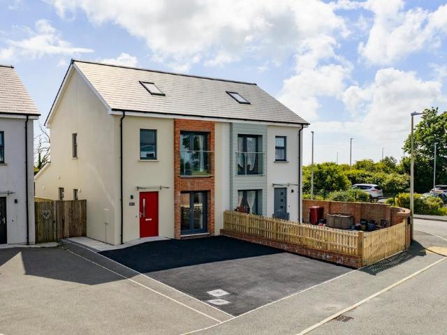 3 bedroom semi detached house for sale