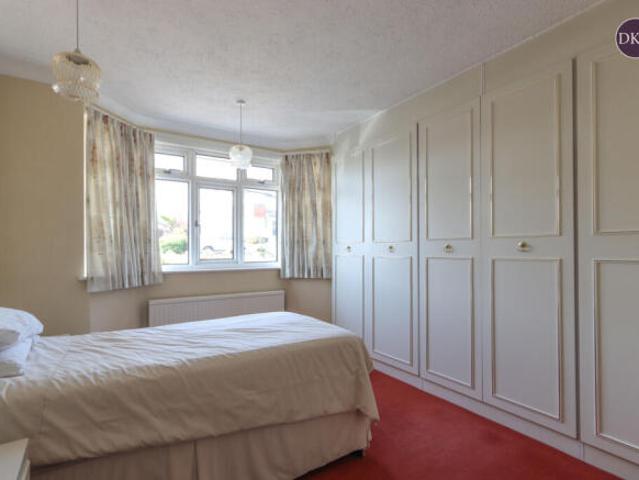 3 bedroom semi detached house for sale in Courtlands Drive, Watford, WD17