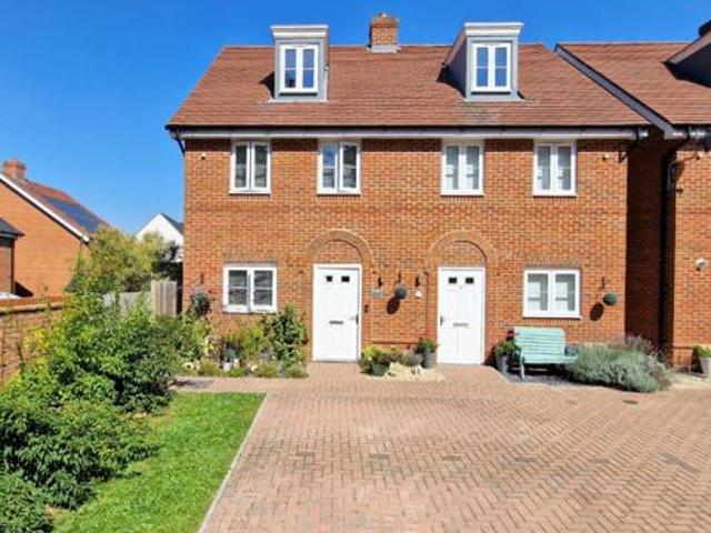 3 Bedroom Semi detached House For Sale In Crowthorne, Berkshire