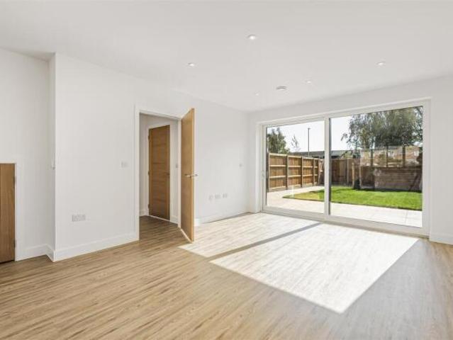 3 bedroom semi detached house for sale in Northfield Avenue, Cambridge, CB4