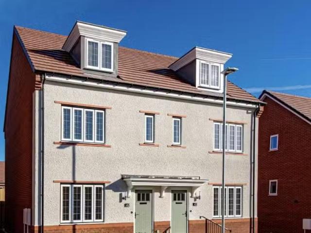 3 bedroom semi detached house for rent in 40 Foxglove Way, Him.