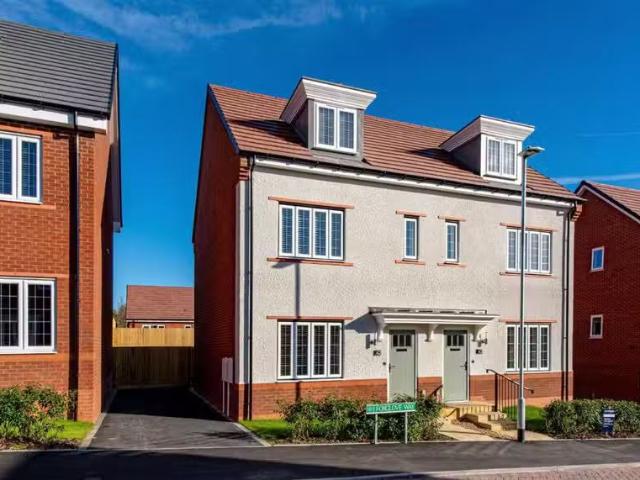 3 bedroom semi detached house for rent in 42 Foxglove Way, Him.