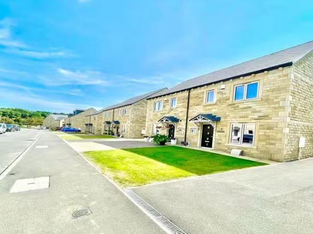 3 bedroom semi detached house for rent in 4 Lions Drive, Cleck.