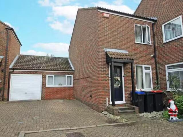3 bedroom semi detached house for rent in The Cloisters, Ramsg.