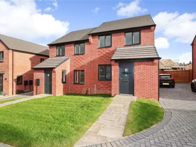 3 bedroom semi detached house for rent in Victory Close, Conse.