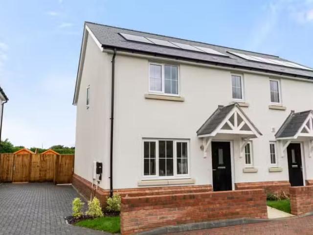 3 bedroom semi detached house for rent in Water Lane, Field Vi.