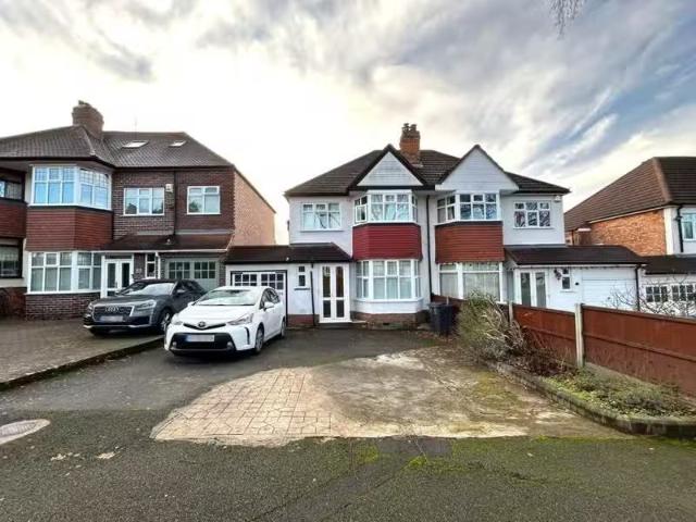 3 bedroom semi detached house for rent in Welford Road, Sutton.