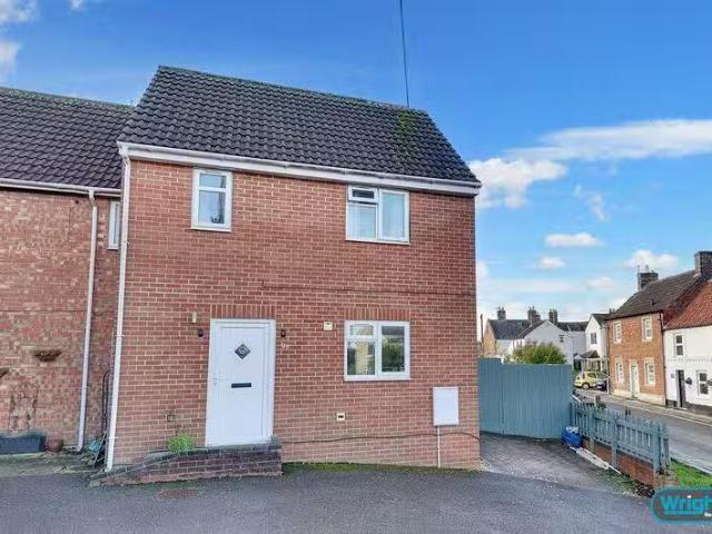 3 bedroom semi detached house for rent in Whaddon Lane, Trowbr.