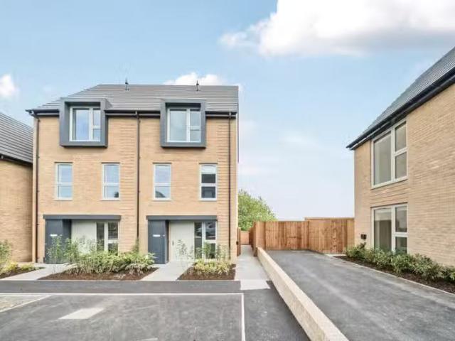 3 bedroom semi detached house for rent in Wheatley Carr, Barro.