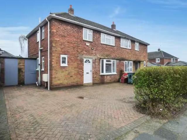 3 bedroom semi detached house for rent in Wilkes Avenue, Meash.