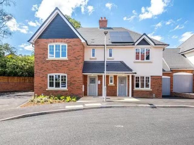 3 bedroom semi detached house for rent in Woodleigh Avenue, Bi.