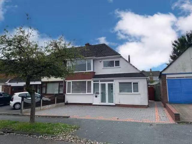 3 bedroom semi detached house for rent in Wren Street, Woodset.