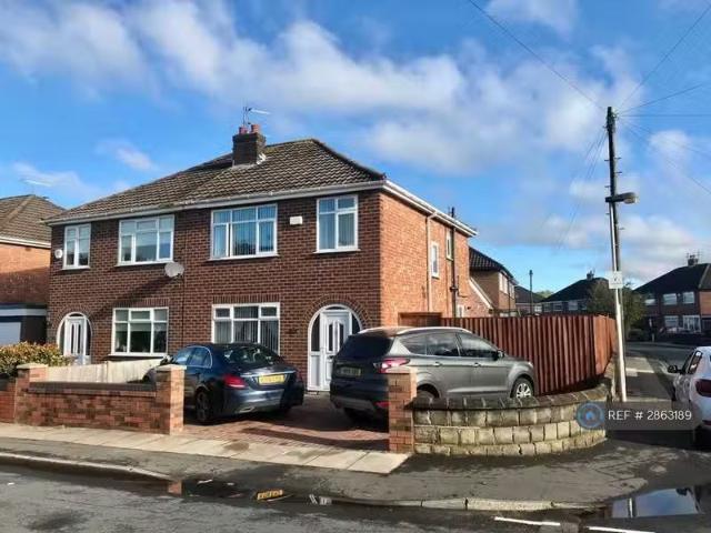 3 bedroom semi detached house for rent in Wynnstay Avenue, Lyd.