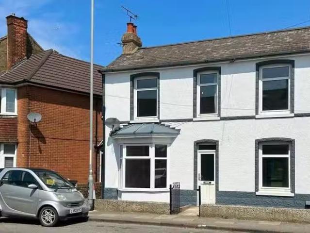 3 bedroom semi detached house for rent in Albion Road, St Pete.