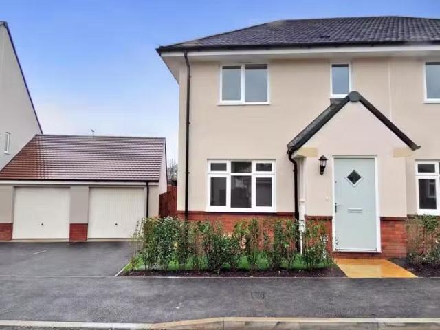 3 bedroom semi detached house for rent in Augustus Avenue, Bri.