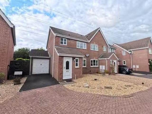 3 bedroom semi detached house for rent in Autumn Mews, Weston.