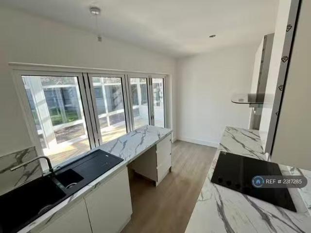 3 bedroom semi detached house for rent in Avon Street, Birkenh.