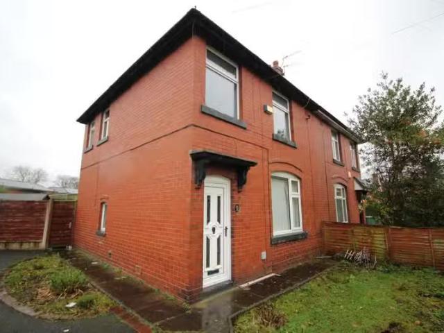 3 bedroom semi detached house for rent in Avondale Avenue, Bur.