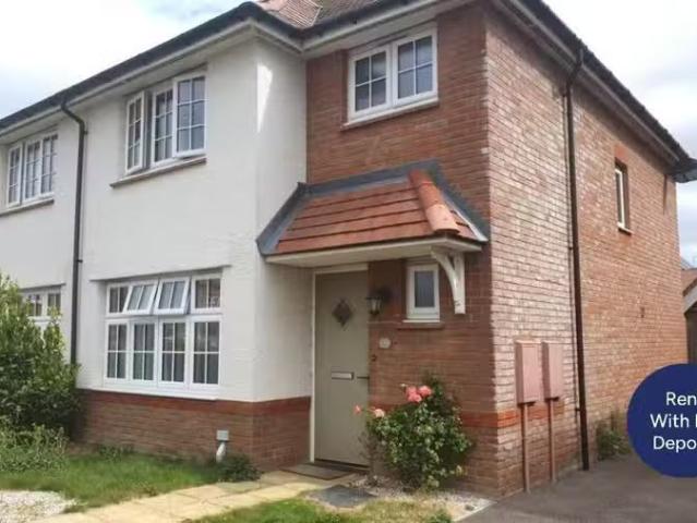 3 bedroom semi detached house for rent in Bancord Avenue, Hern.