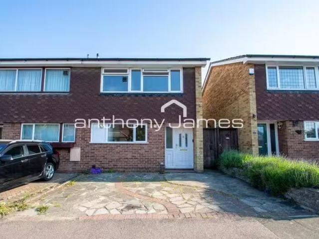 3 bedroom semi detached house for rent in Birchington Close, B.