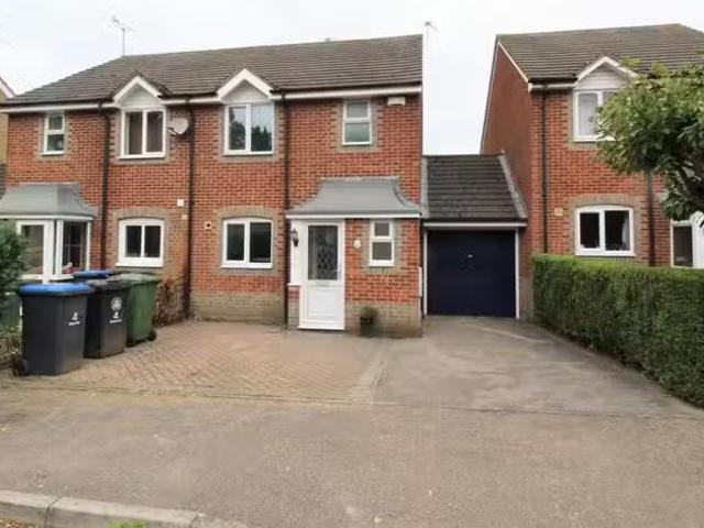 3 bedroom semi detached house for rent in Birdhaven Close, Lig.