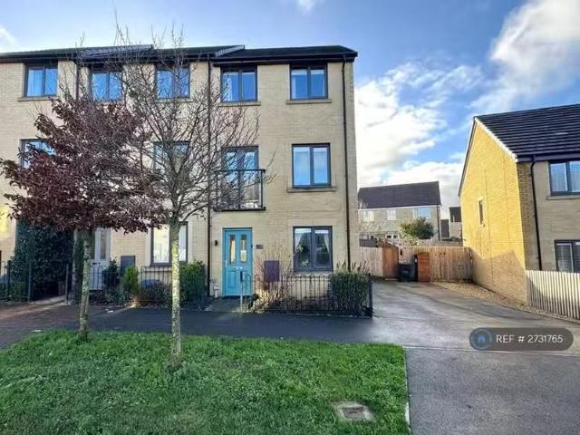 3 bedroom semi detached house for rent in Blackberry Road, Fro.
