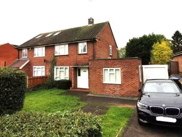 3 bedroom semi detached house for rent in Bluebridge Road, AL9