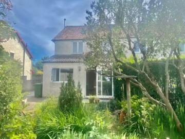 House for rent in Burhill - Garden, Parking