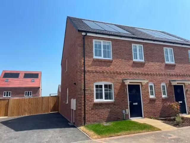 3 bedroom semi detached house for rent in Braun Road, Rugby, W.