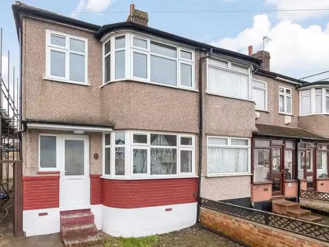 3 bedroom semi detached house for rent in Brent Close, Dartfor.