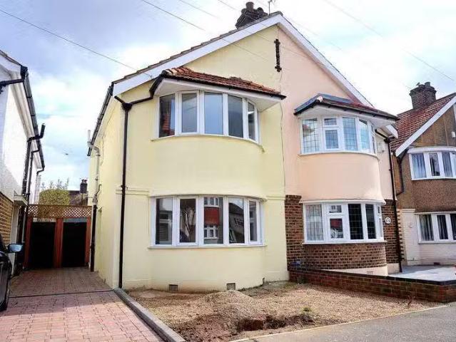 3 bedroom semi detached house for rent in Brixham Road, Wellin.