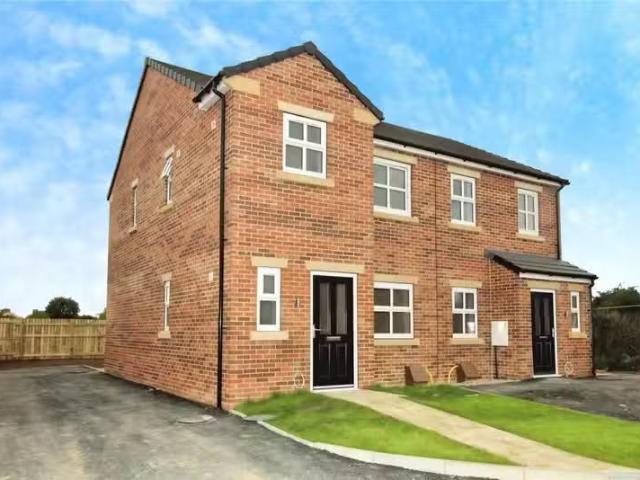 3 bedroom semi detached house for rent in Briars Lane, Stainfo.