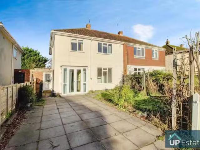 3 bedroom semi detached house for rent in Burns Avenue, Warwic.