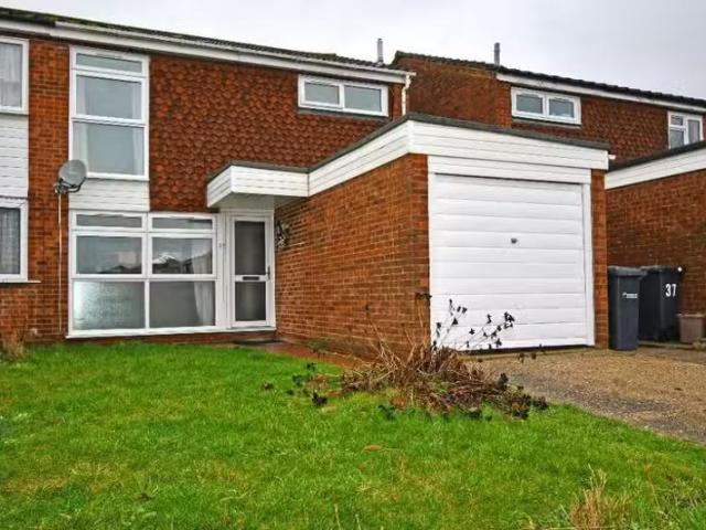 3 bedroom semi detached house for rent in Caldecot Way, Broxbo.