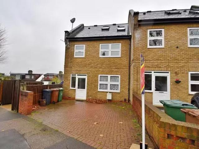 3 bedroom semi detached house for rent in Castle Avenue, Higha.