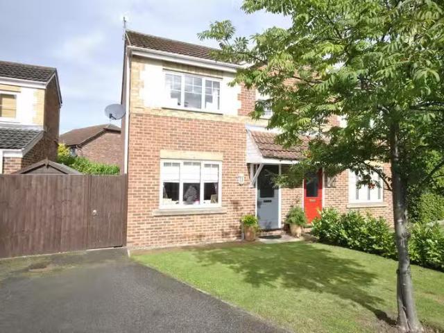 3 bedroom semi detached house for rent in Castle Avenue, Rossi.