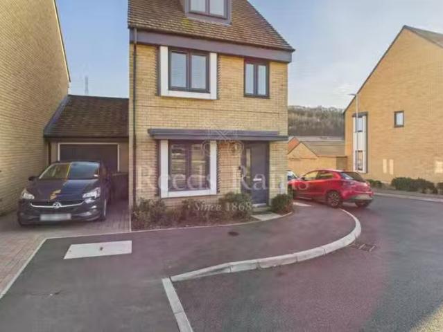 3 bedroom semi detached house for rent in Castle Hill Drive, E.