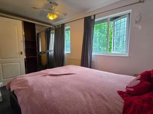 3 bedroom semi detached house for rent in Chichester Close, Lo.